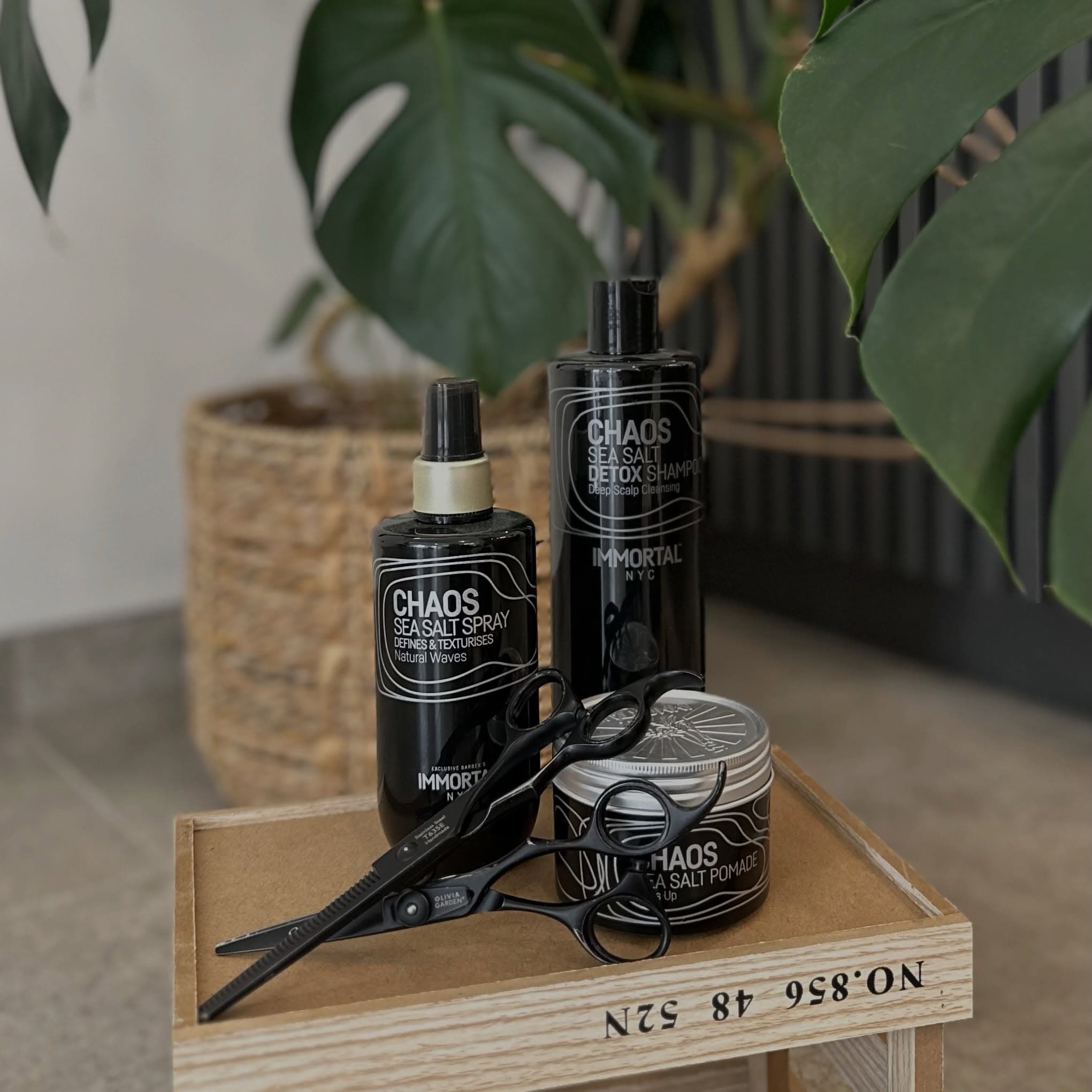Interiér Nikol's Barber Shop s barber křeslem
